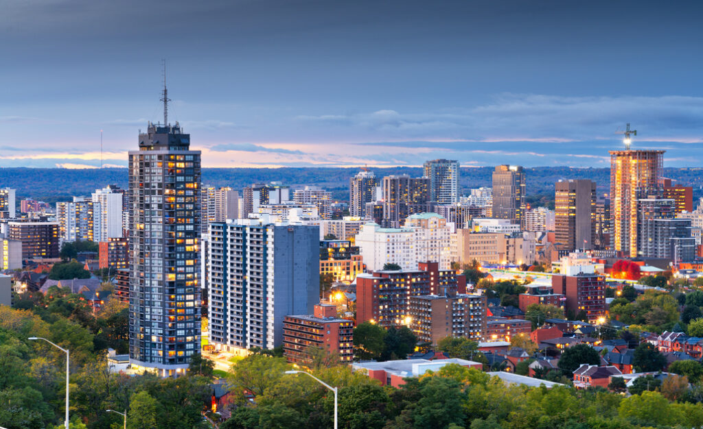 カナダの都市を彩る夕焼けのビル群