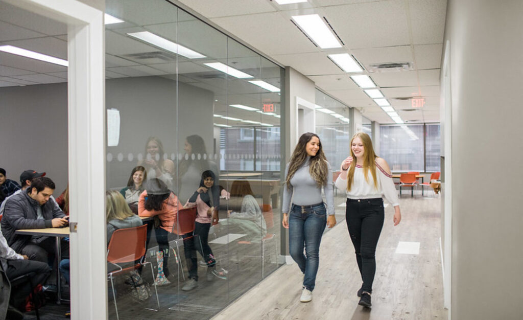 カナダの語学学校の教室で談笑する生徒たち