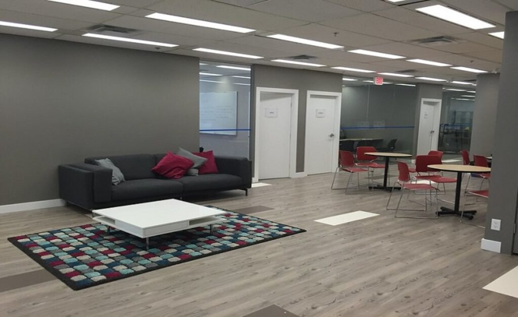 カナダの語学学校の共用ラウンジ