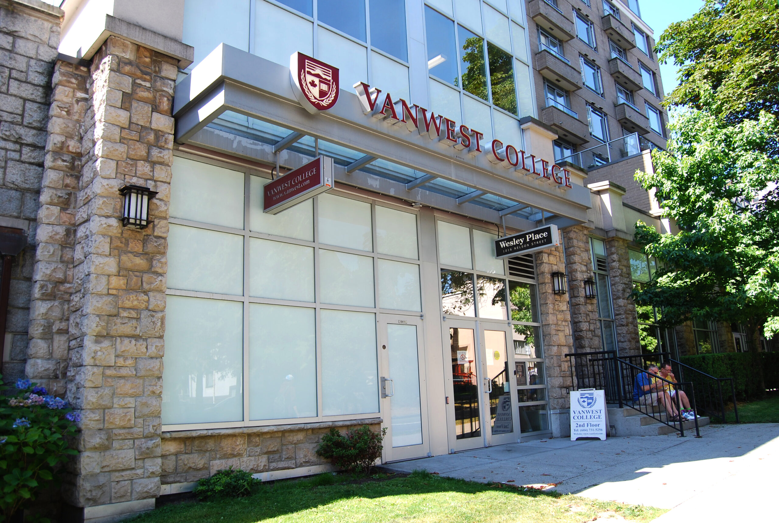 VanWest College のキャンパス正面外観