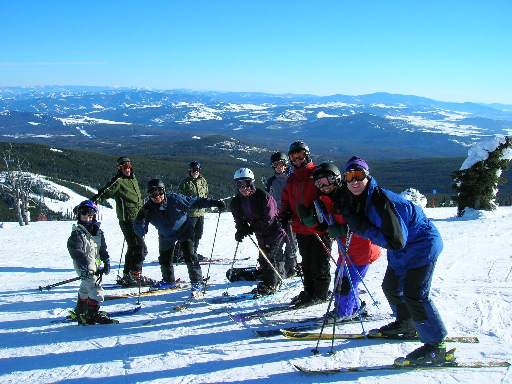 語学学校のアクティビティでスキーをする学生たち