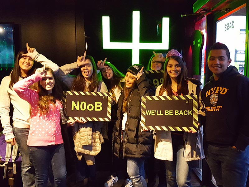 アクティビティに参加して楽しむ学生たち