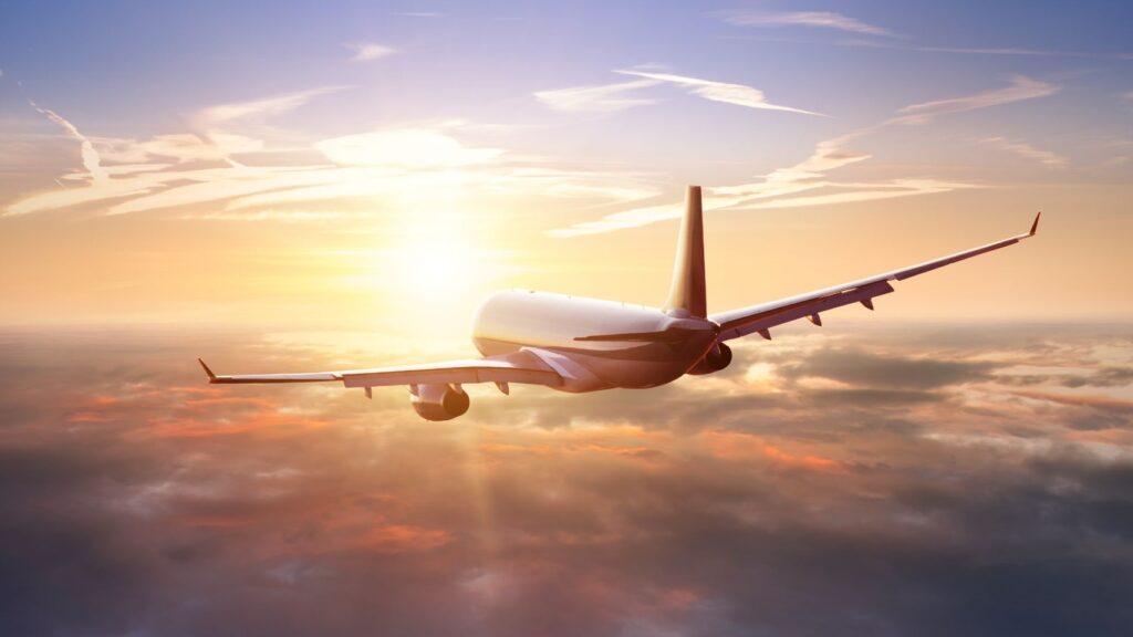 飛行機が空を飛んでいる様子