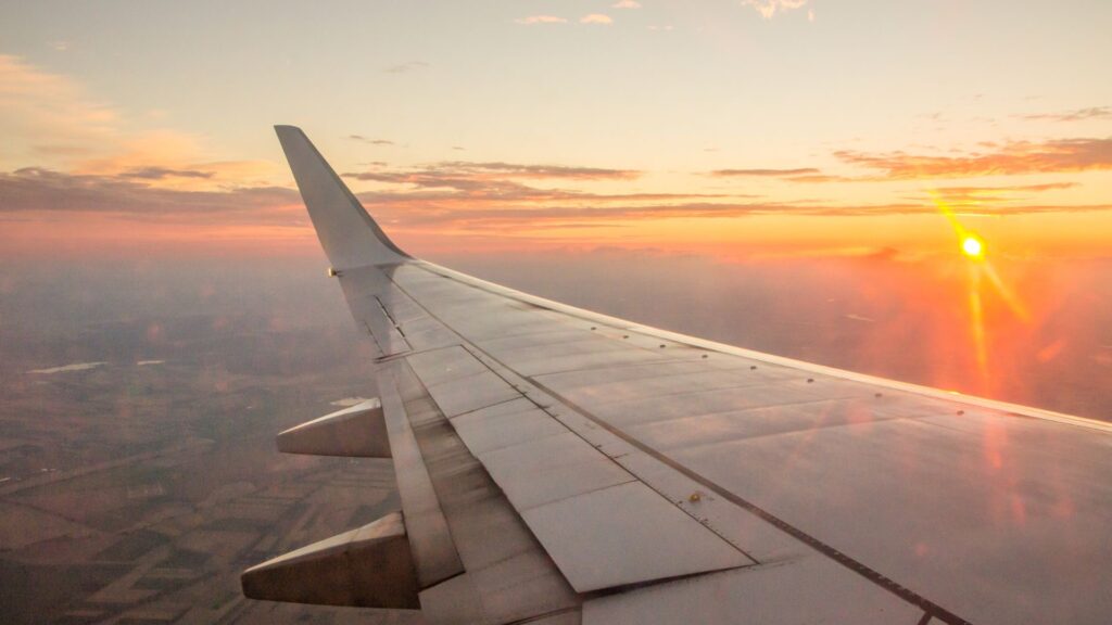 飛行機の窓から見る羽の写真