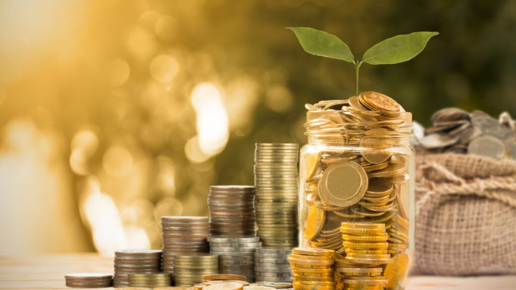 瓶でにお金を貯金している様子の写真