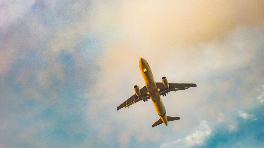飛行機が飛んでいる写真