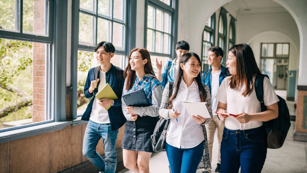 語学学校に通う学生の様子