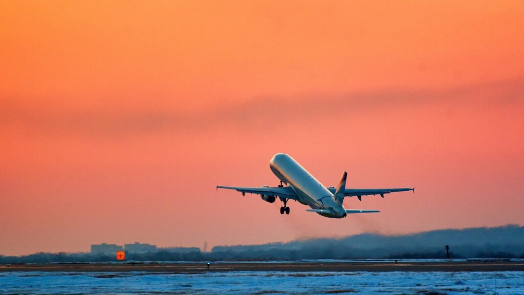 飛行機が飛んでいる写真